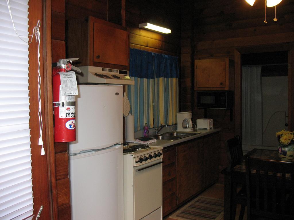 Forest Lake Camping Resort Lakefront Cabin 8 Advance Eksteriør billede