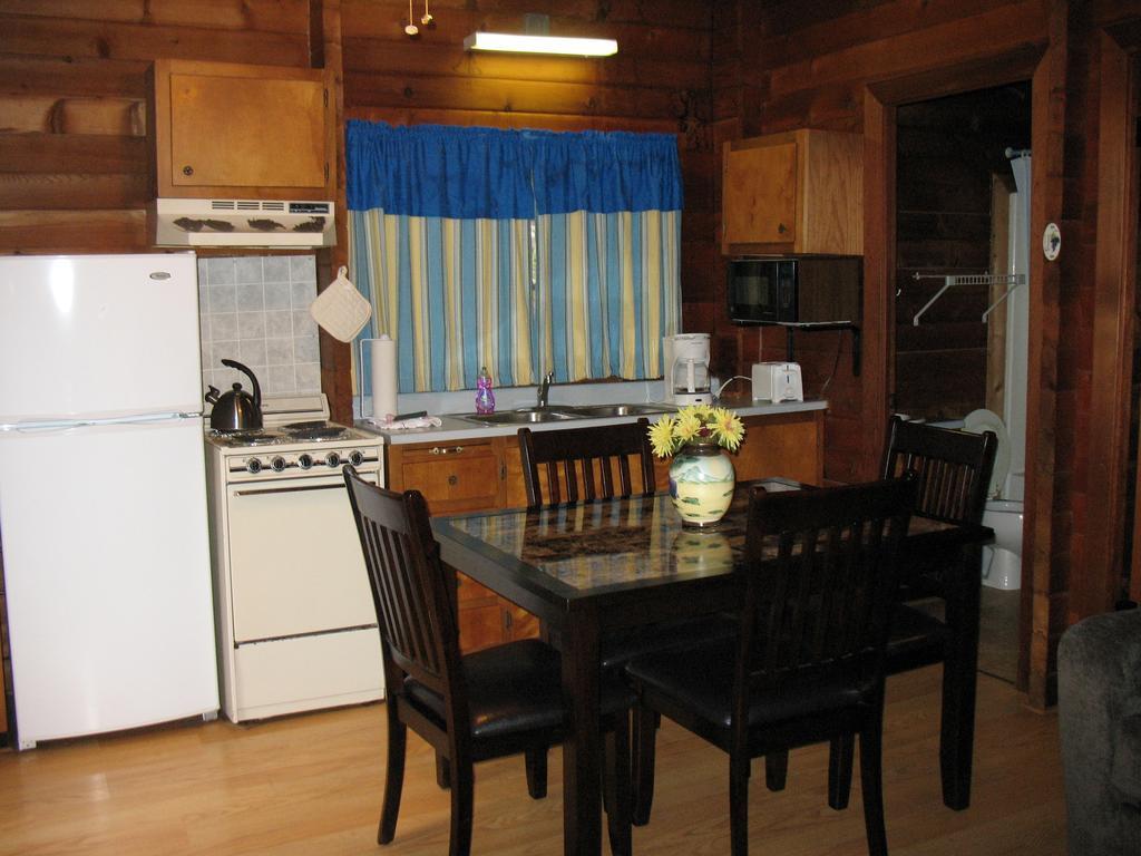 Forest Lake Camping Resort Lakefront Cabin 8 Advance Eksteriør billede